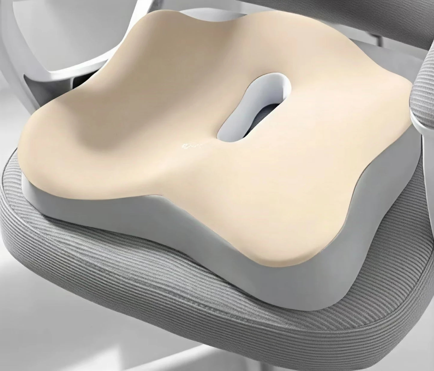 Memory foam seat cushion, with a central groove ergonomic pressure pad