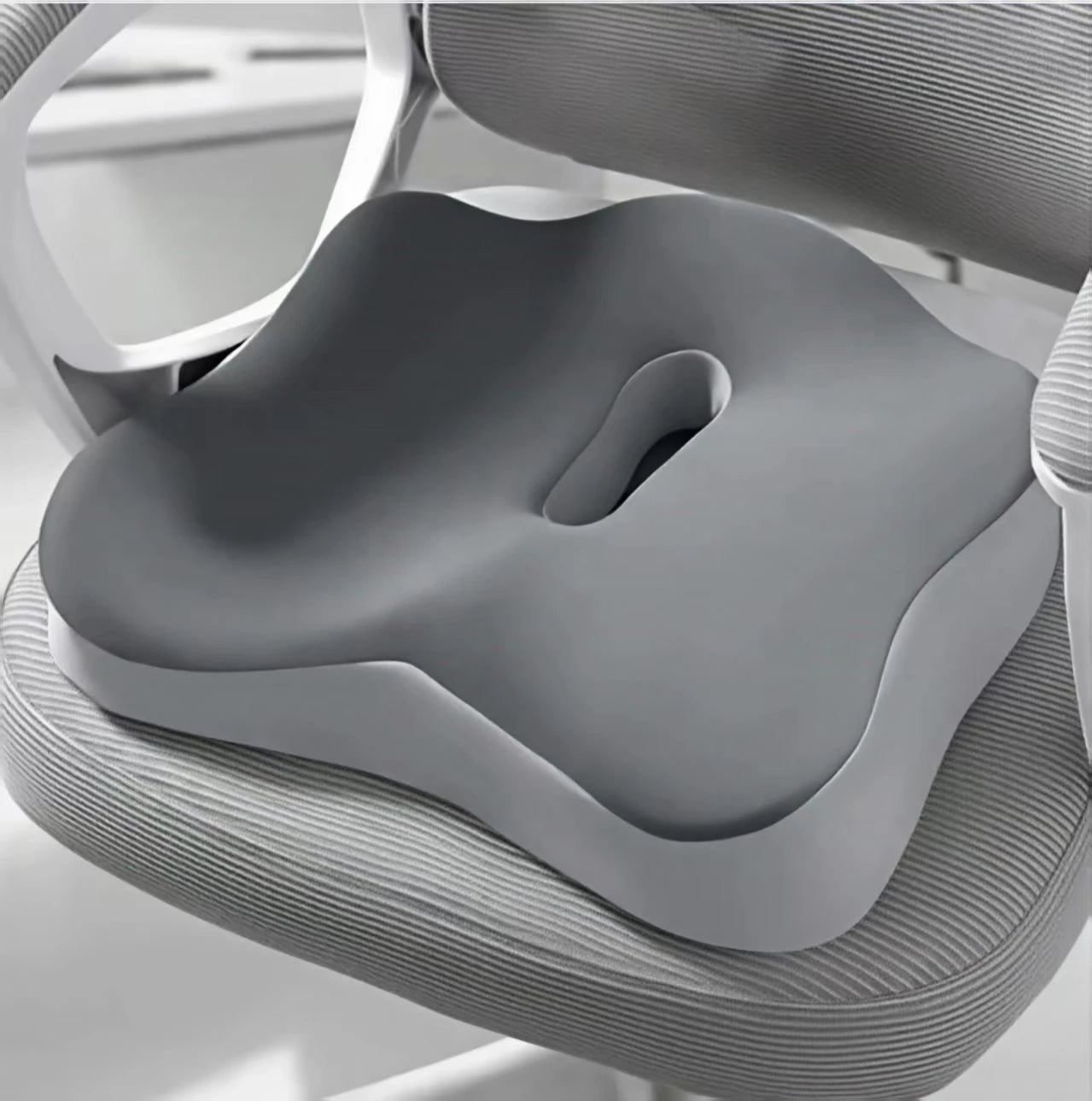 Memory foam seat cushion, with a central groove ergonomic pressure pad